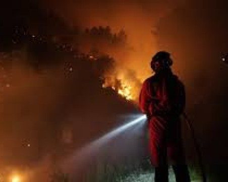 Остава тежка ситуацията с пожарите в Гърция