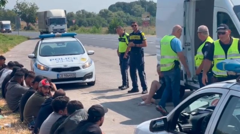 Камион с 80 нелегални мигранти е спрян на входа на