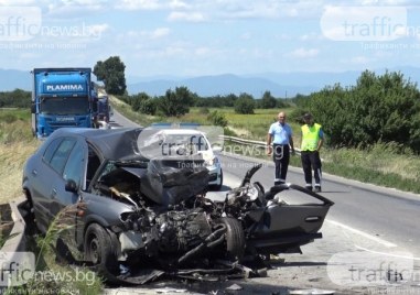 Тежка катастрофа между камион и лека кола взе две жертви