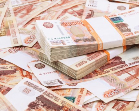 Руската рубла продължава да поевтинява, достигна ново дъно