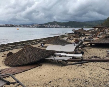 Силна буря удари Халкидики, българи бягат от стихията