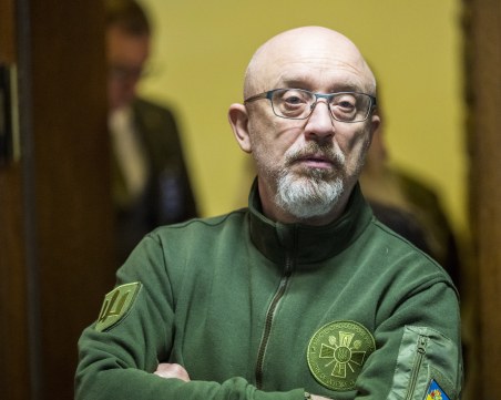 Украинският министър на отбраната връчи оставката си