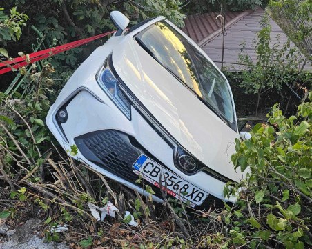 Зрелищна каскада: Кола падна в двор на къща в центъра на Пловдив