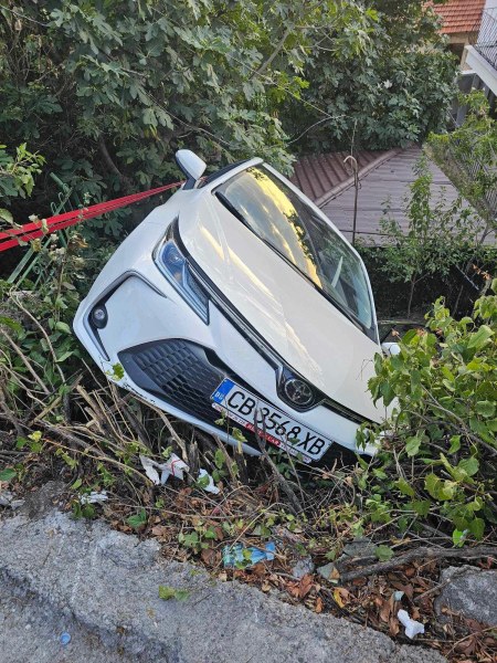 Зрелищна каскада: Кола падна в двор на къща в центъра на Пловдив