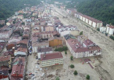 Най малко трима души са загинали при наводнения в района на