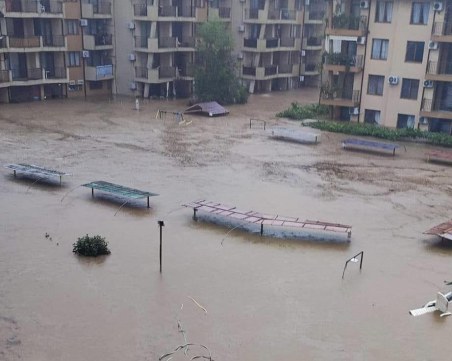 70 ученици от пловдивско училище блокирани в наводнен хотел в Царево, очакват евакуация