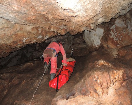 Български спасители помагат на бедстващ изследовател в пещера в Турция