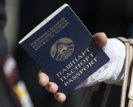 Беларус забрани на гражданите да подновяват паспорти в чужбина