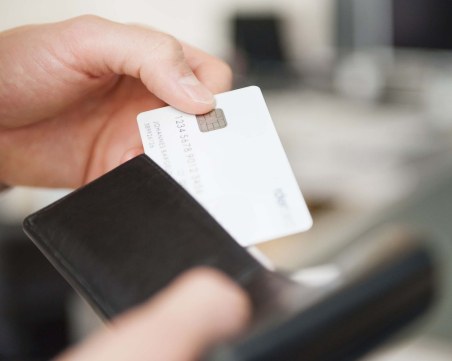 Безплатните банкови сметки за получаващите заплата в карта: Мит или реалност?