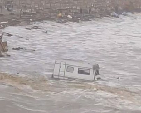 Каравани и коли плуват в морето на 