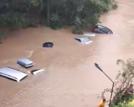 Кметът на Царево: Никога не е валяло така, едно село е напълно наводнено