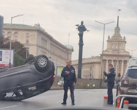 Кола с пловдивска регистрация се обърна по таван след ПТП в София