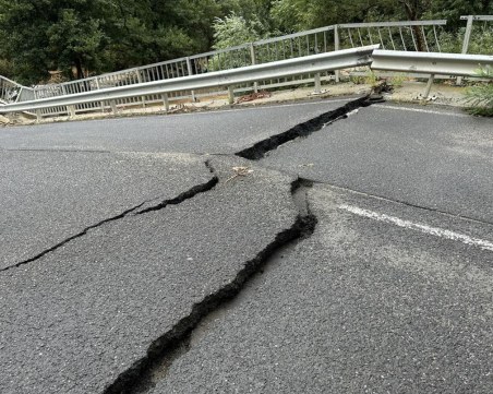 Мостът на пътя от Царево за Ахтопол се срути, трима души са изчезнали