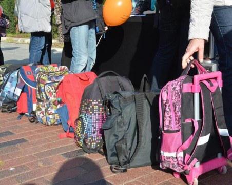 Родители недоволстват: Излишни помагала товарят допълнително раниците на малките ученици