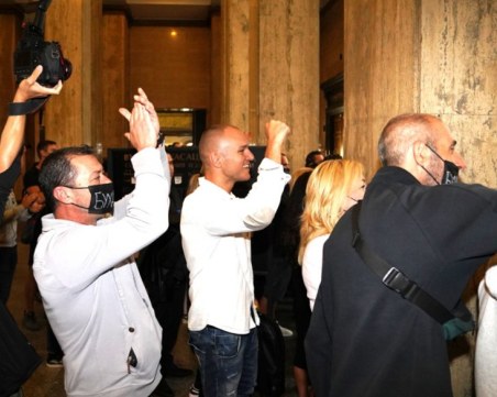 С гайда и аплодисменти посрещнаха Божков в съда