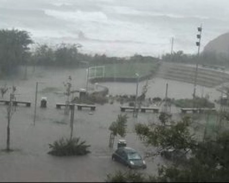 Строят диги в Лозенец, за да спрат водата да навлезе в хотелите