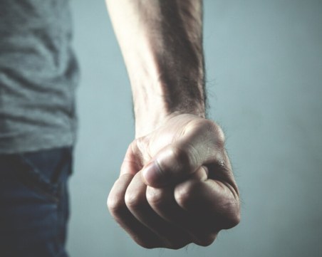 Задържаха осмина, пребили и се гаврили с 19-годишен във Врачанско