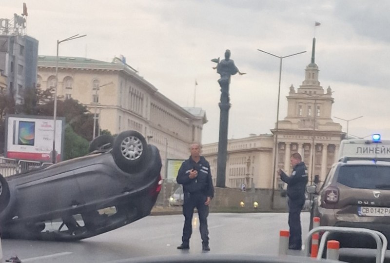 Кола с пловдивска регистрация се обърна по таван след ПТП в София