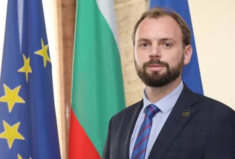 Мустафа Емин подаде оставка