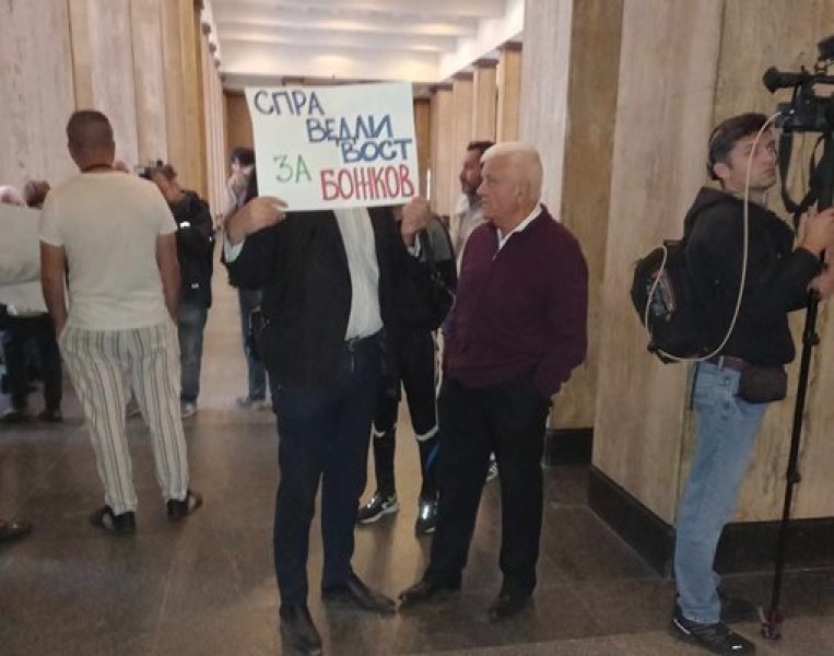 Около стотина човека има във фоайето на Съдебната палата, за