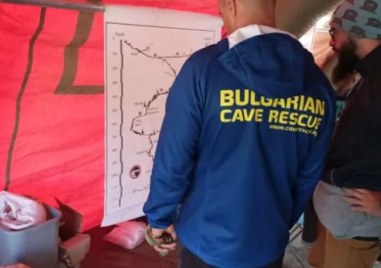 Български доброволци вече са в пещерата Морджа в Турция Те