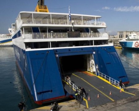 Мъж се удави, след като го блъснаха от ферибот в Гърция