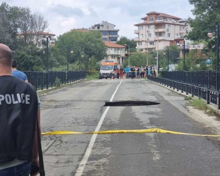 Нова кризисна ситуация: Пропадна още един мост, 1000 туристи са блокирани в Синеморец