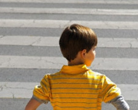 Опасна игра в Пловдив! Деца правят жива верига, спират коли на главна улица