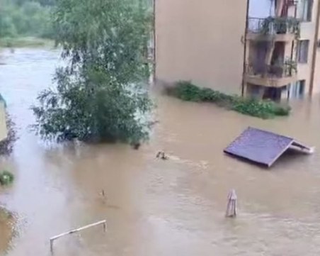 Социални работници на терен сред наводненията, 1512 лв могат да поискат бедстващите