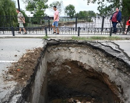 Започна спешен ремонт на пробития мост към Нестинарка