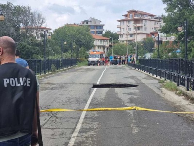 Нова кризисна ситуация: Пропадна още един мост, 1000 туристи са блокирани в Синеморец