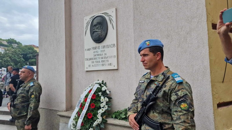 Политици и общественици положиха цветя пред паметната плоча на майор Райчо Николов