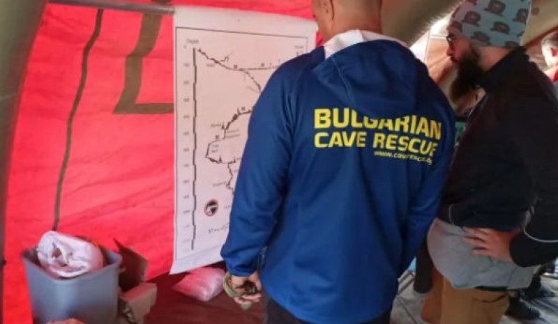 Български доброволци вече са в пещерата Морджа в Турция. Те