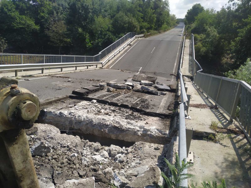 100-тонен кран и 41-тонен багер разрушават моста на пътя Царево – Ахтопол