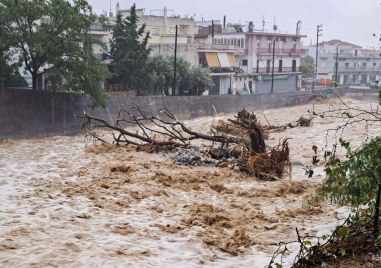 Три станаха жертвите на екстремните валежи и бури от средиземноморския