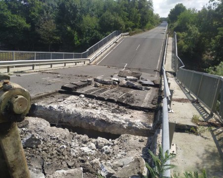 100-тонен кран и 41-тонен багер разрушават моста на пътя Царево – Ахтопол