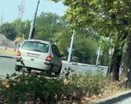 Автомобил със старозагорска регистрация шпори в насрещното на булевард в Пловдив