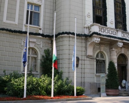 Община Пловдив сваля знамената и отменя всички събития в Деня на национален траур