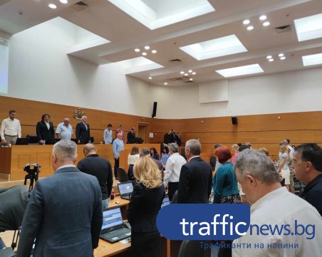 Общинската сесия в Пловдив започна с едноминутно мълчание заради трагедията в Царево