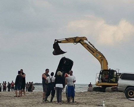 Остава в сила забраната за къпане в морето край Бургас