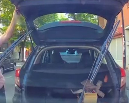 Пловдивчанин спука гума на паркирал до него автомобил