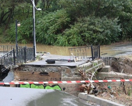 Седем моста са компрометирани в района на Царево, източват язовирите