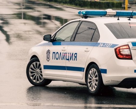 Шофьор на мигранти блъсна патрулка, опита се да избяга