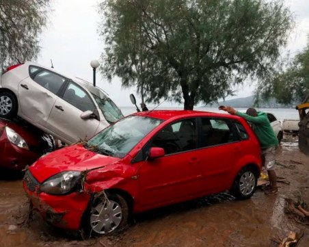 След потопа в Гърция: Младоженци от Австрия се изчезнали