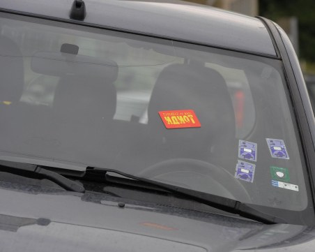 Стикерите по стъклото на автомобила изчезват, нови правила за млади шофьори