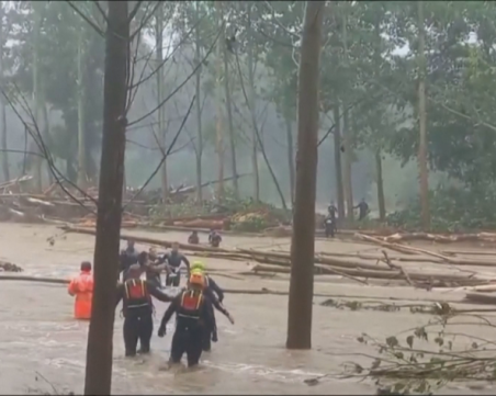 Турската брегова охрана е спасила 2 българчета, отнесени в надуваема лодка от силното течение