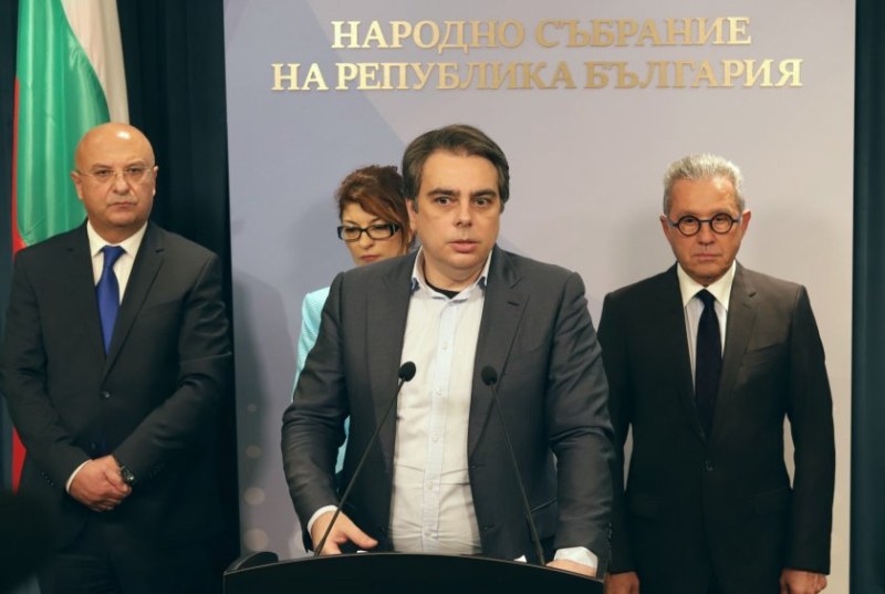 Асен Василев: В бюджета за бедствия и аварии пари има