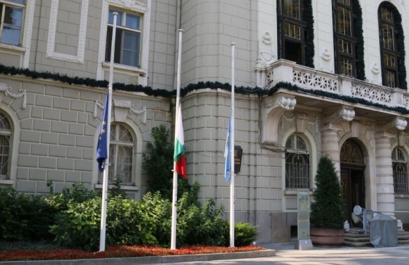 Община Пловдив сваля знамената и отменя всички събития в Деня на национален траур