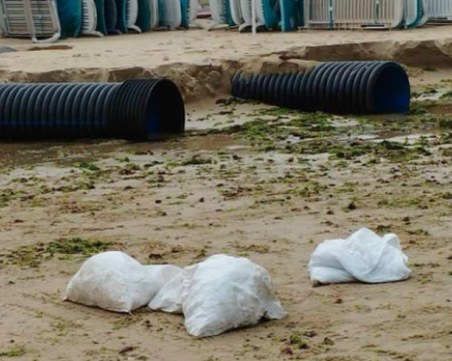 Кметът на Китен за изровените от морето тръби: Това е дъждовен коректор