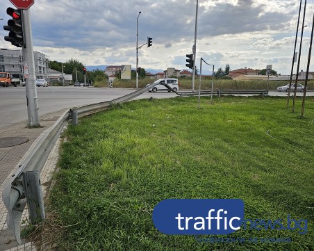 Непотребна мантинела в близост до бензиностанция в Пловдив притеснява граждани